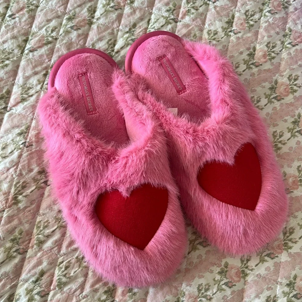 Victoria’s Secret slippers 💖 - Picture 1 of 4